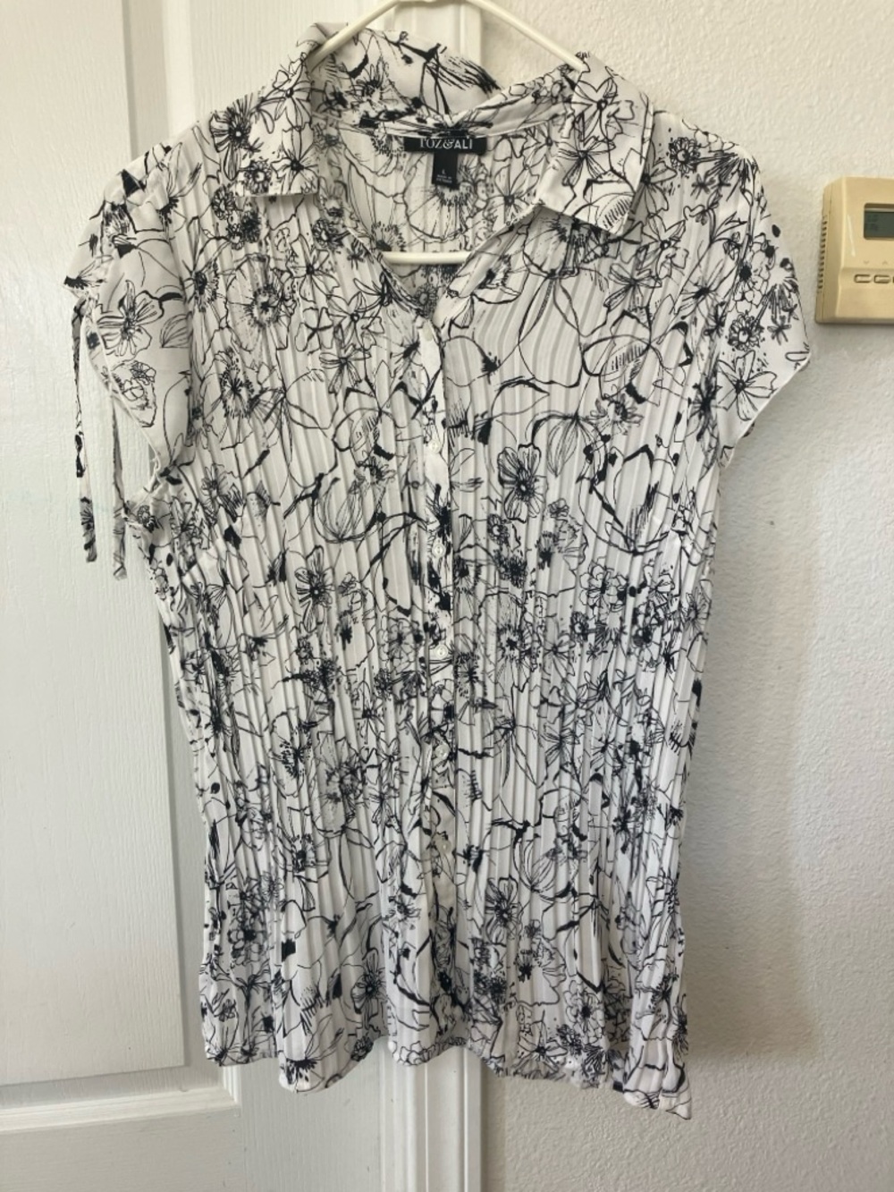 White & Black Floral Pleated Button-Front Women's Top Size L